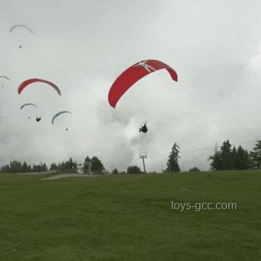 官方通报男子玩滑翔伞被“云吸”至高空：极限运动背后的惊险与安全
